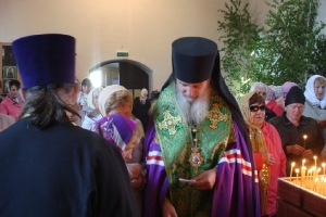 В Троицкую родительскую субботу преосвященный епископ Петр молился о упокоении всех от века почивших православных христиан